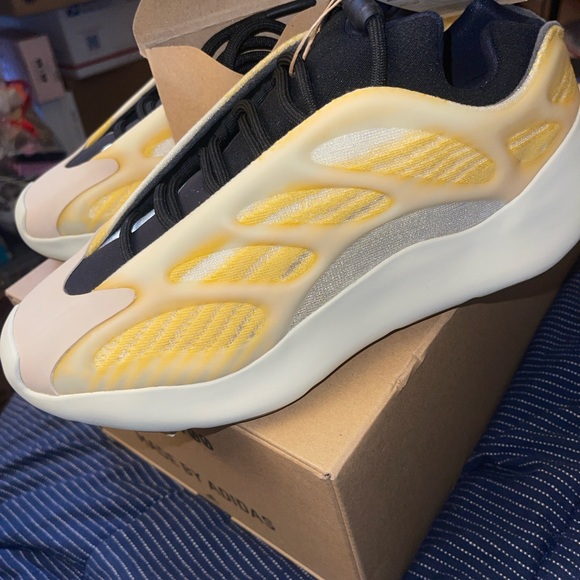 Yeezy YZY 700 V-3 Adidas HP5425 Size 8 - Picture 1 of 13